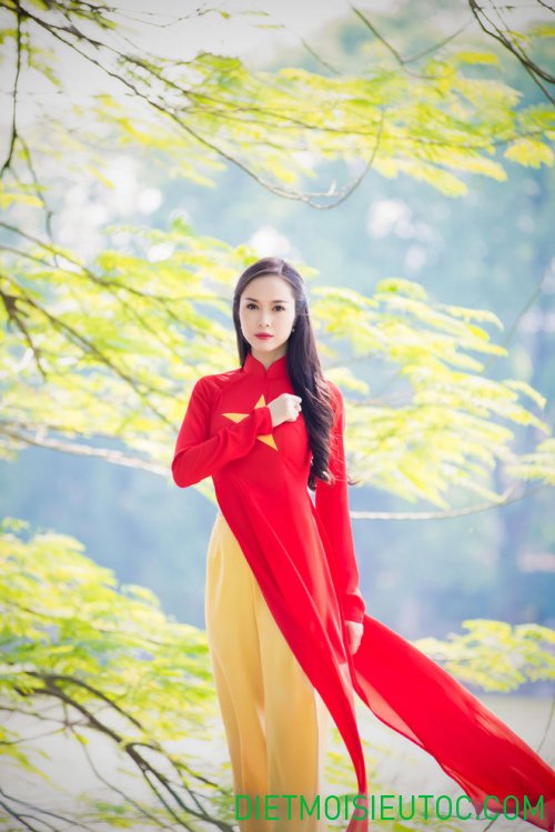 Người đẹp việt với áo dài đỏ sao vàng
